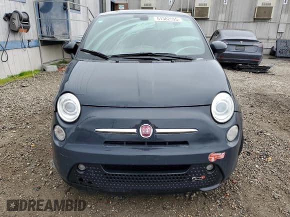 ✅ 2017 FIAT 500e • VIN: 3C3CFFGE6HT565517 • Lot: 51302555. Wystawiony na Copart z przebiegiem 69 203 mil. Bezpłatny archiwum sprzedaży aukcyjnych z USA i szczegółowy raport historii pojazdu na DreamBid. Zdjęcie 5.