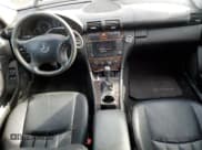 ✅ 2006 Mercedes-Benz C 280 Luxury • VIN: WDBRF54J56F732974 • Лот: 49057985. Опубликован ранее на Copart с пробегом 208 484 миль. Бесплатный доступ к архиву аукционных продаж из США и подробный отчёт об истории автомобиля на DreamBid. Изображение 8.