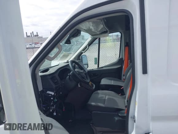 ✅ 2023 Ford Transit Cargo • VIN: 1FTBR1X82PKC09366 • Lot: 43373523. Wystawiony na IAAI z przebiegiem 29 mil. Bezpłatny archiwum sprzedaży aukcyjnych z USA i szczegółowy raport historii pojazdu na DreamBid. Zdjęcie 5.
