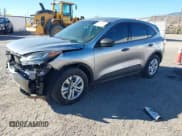 ✅ 2022 Ford Escape S • VIN: 1FMCU9F63NUB29816 • Lot: 43496162. Wystawiony na IAAI z przebiegiem 15 070 mil. Bezpłatny archiwum sprzedaży aukcyjnych z USA i szczegółowy raport historii pojazdu na DreamBid. Zdjęcie 2.