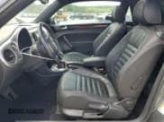 ✅ 2014 Volkswagen Beetle 1.8T • VIN: 3VWJ17AT1EM652372 • Lot: 61542145. Wystawiony na Copart z przebiegiem 71 158 mil. Bezpłatny archiwum sprzedaży aukcyjnych z USA i szczegółowy raport historii pojazdu na DreamBid. Zdjęcie 7.