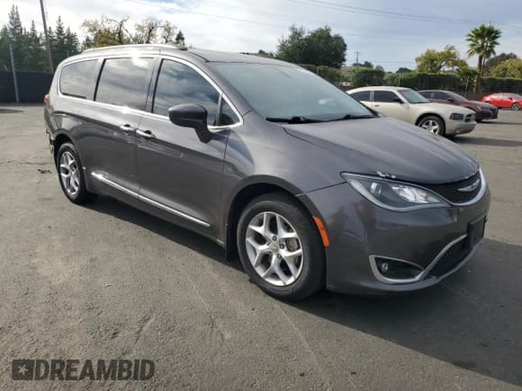 ✅ 2017 Chrysler Pacifica Touring L • VIN: 2C4RC1BG0HR655002 • Lot: 92198495. Wystawiony na Copart z przebiegiem 118 669 mil. Bezpłatny archiwum sprzedaży aukcyjnych z USA i szczegółowy raport historii pojazdu na DreamBid. Zdjęcie 4.