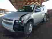 2013 Chevrolet Tahoe LTZ z VIN 1GNSKCE02DR360795, wystawiony jako IAAI lot #43465393 z przebiegiem 215 409 mil mil oraz . Historia ofert i sprzedaży dostępna na DreamBid. Obrazek 2.