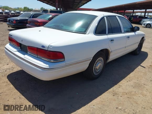 ✅ 1997 Ford Crown Victoria Police • VIN: 2FALP71WXVX188965 • Лот: 42702134. Опубликован ранее на IAAI с пробегом 322 848 миль. Бесплатный доступ к архиву аукционных продаж из США и подробный отчёт об истории автомобиля на DreamBid. Изображение 4.