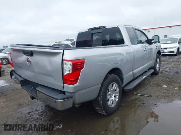 ✅ 2017 Nissan Titan SV • VIN: 1N6AA1C50HN562801 • Lot: 42702143. Wystawiony na IAAI z przebiegiem 90 233 mil. Bezpłatny archiwum sprzedaży aukcyjnych z USA i szczegółowy raport historii pojazdu na DreamBid. Zdjęcie 4.