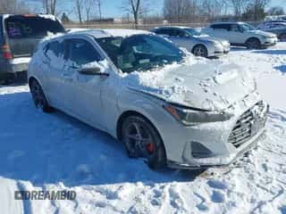 2019 Hyundai Veloster Premium z VIN KMHTG6AFXKU018415, wystawiony jako IAAI lot #41575175 z przebiegiem 71 978 mil mil oraz . Historia ofert i sprzedaży dostępna na DreamBid. Obrazek 1.