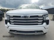 ✅ 2025 Chevrolet Silverado 1500 High Country • VIN: 3GCPAFEDXSG259927 • Lot: 70628155. Wystawiony na Copart z przebiegiem Nie podano. Bezpłatny archiwum sprzedaży aukcyjnych z USA i szczegółowy raport historii pojazdu na DreamBid. Zdjęcie 5.