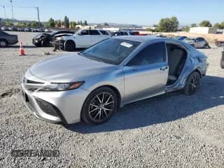 2021 Toyota Camry Hybrid SE z VIN 4T1G31AK7MU556263, wystawiony jako Copart lot #84229075 z przebiegiem 104 650 mil mil oraz Szkoda całkowita • Salvage title. Historia ofert i sprzedaży dostępna na DreamBid. Obrazek 1.