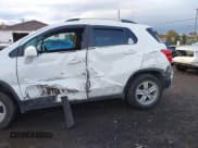 ✅ 2020 Chevrolet Trax LT • VIN: KL7CJPSB1LB322251 • Lot: 43514996. Wystawiony na IAAI z przebiegiem 61 307 mil. Bezpłatny archiwum sprzedaży aukcyjnych z USA i szczegółowy raport historii pojazdu na DreamBid. Zdjęcie 6.