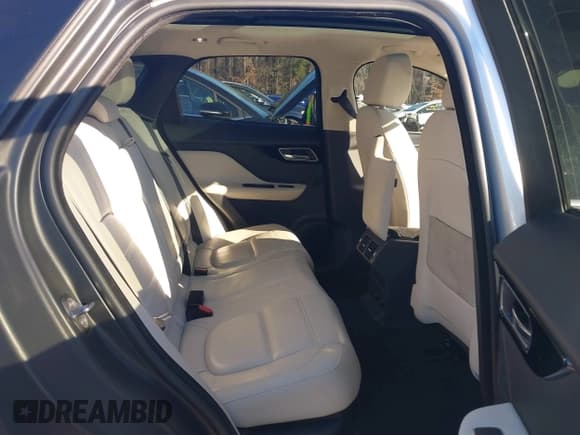 ✅ 2019 Jaguar F-Pace 25t Prestige • VIN: SADCK2GX8KA391700 • Lot: 41284383. Wystawiony na IAAI z przebiegiem 79 299 mil. Bezpłatny archiwum sprzedaży aukcyjnych z USA i szczegółowy raport historii pojazdu na DreamBid. Zdjęcie 8.