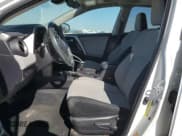 ✅ 2017 Toyota RAV4 XLE • VIN: 2T3WFREV2HW317013 • Lot: 87463465. Wystawiony na Copart z przebiegiem 85 894 mil. Bezpłatny archiwum sprzedaży aukcyjnych z USA i szczegółowy raport historii pojazdu na DreamBid. Zdjęcie 7.