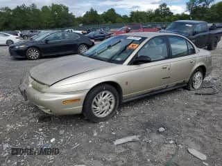 1999 Saturn SL z VIN 1G8ZK5275XZ374919, wystawiony jako Copart lot #68739205 z przebiegiem Nie podano mil oraz Czysty tytuł • Clean title. Historia ofert i sprzedaży dostępna na DreamBid. Obrazek 1.