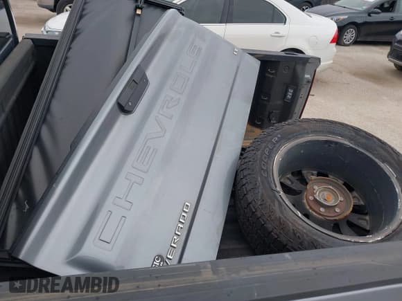 ✅ 2019 Chevrolet Silverado 1500 LT • VIN: 3GCPWCEK5KG127317 • Lot: 42642169. Wystawiony na IAAI z przebiegiem 127 563 mil. Bezpłatny archiwum sprzedaży aukcyjnych z USA i szczegółowy raport historii pojazdu na DreamBid. Zdjęcie 9.