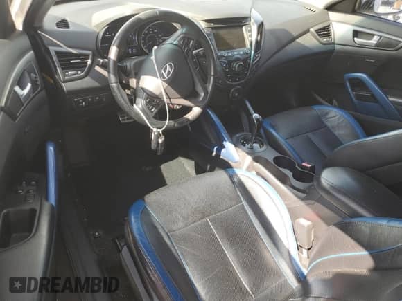 2013 Hyundai Veloster Turbo z VIN KMHTC6AE4DU123439, wystawiony jako Copart lot #70456765 z przebiegiem 135 212 mil mil oraz Czysty tytuł • Clean title. Historia ofert i sprzedaży dostępna na DreamBid. Obrazek 8.