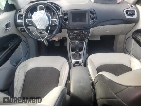 ✅ 2019 Jeep Compass Latitude • VIN: 3C4NJCBB4KT706462 • Lot: 90300245. Wystawiony na Copart z przebiegiem Nie podano. Bezpłatny archiwum sprzedaży aukcyjnych z USA i szczegółowy raport historii pojazdu na DreamBid. Zdjęcie 8.