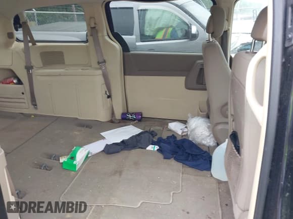 ✅ 2010 Chrysler Town & Country LX • VIN: 2A4RR2D15AR456363 • Lot: 42127422. Wystawiony na IAAI z przebiegiem 213 715 mil. Bezpłatny archiwum sprzedaży aukcyjnych z USA i szczegółowy raport historii pojazdu na DreamBid. Zdjęcie 8.