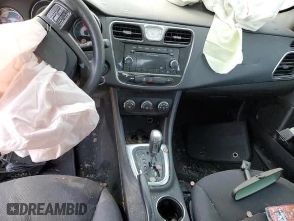 ✅ 2014 Chrysler 200 LX • VIN: 1C3CCBAB4EN212477 • Лот: 42302104. Опубликован ранее на Copart с пробегом Не указан. Бесплатный доступ к архиву аукционных продаж из США и подробный отчёт об истории автомобиля на DreamBid. Изображение 8.