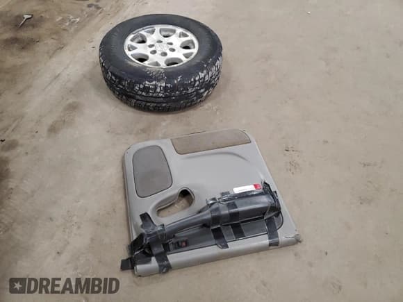 ✅ 2003 Chevrolet Suburban LT • VIN: 3GNFK16T93G266605 • Лот: 46530495. Опубликован ранее на Copart с пробегом 247 893 миль. Бесплатный доступ к архиву аукционных продаж из США и подробный отчёт об истории автомобиля на DreamBid. Изображение 13.