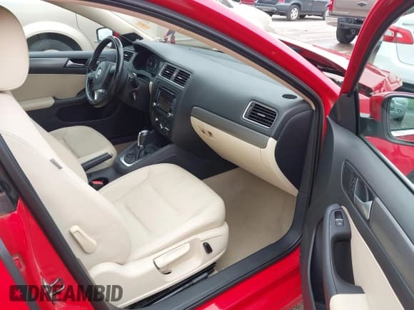 ✅ 2014 Volkswagen Jetta TDI w/Premium/Nav • VIN: 3VWLL7AJ4EM383351 • Lot: 42424074. Listed on IAAI with 66,824 mi. Free auction sales archive from the USA and detailed vehicle history report at DreamBid. Image 5.