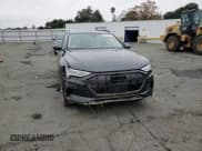✅ 2022 Audi e-tron Premium Plus • VIN: WA1LABGEXNB032371 • Lot: 81753974. Wystawiony na Copart z przebiegiem Nie podano. Bezpłatny archiwum sprzedaży aukcyjnych z USA i szczegółowy raport historii pojazdu na DreamBid. Zdjęcie 12.