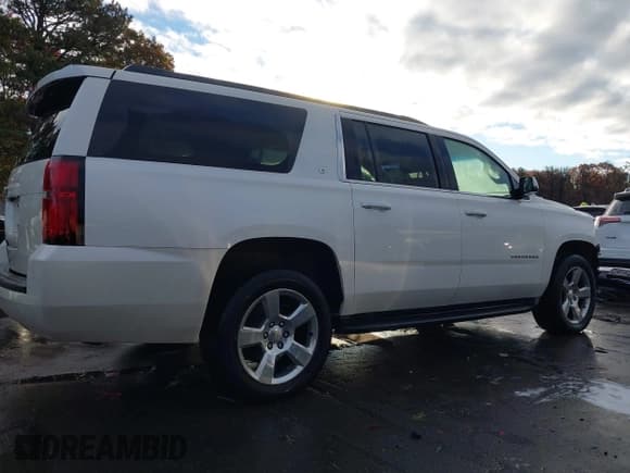 ✅ 2015 Chevrolet Suburban LT • VIN: 1GNSKJKC6FR502961 • Lot: 43542838. Wystawiony na IAAI z przebiegiem 151 612 mil. Bezpłatny archiwum sprzedaży aukcyjnych z USA i szczegółowy raport historii pojazdu na DreamBid. Zdjęcie 14.