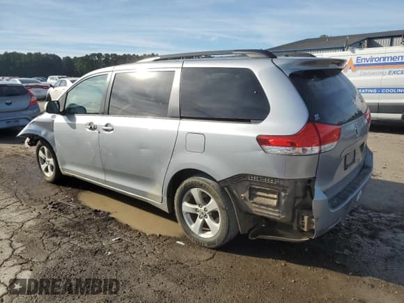 ✅ 2013 Toyota Sienna LE • VIN: 5TDKK3DC6DS354293 • Lot: 89460505. Wystawiony na Copart z przebiegiem 269 878 mil. Bezpłatny archiwum sprzedaży aukcyjnych z USA i szczegółowy raport historii pojazdu na DreamBid. Zdjęcie 2.