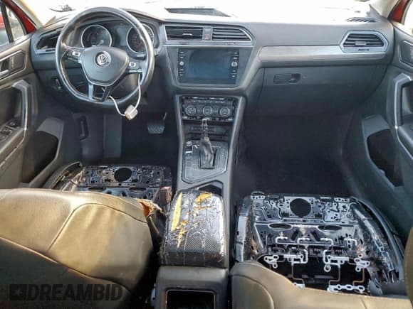 ✅ 2018 Volkswagen Tiguan SEL • VIN: 3VV3B7AX1JM062373 • Лот: 93810905. Опубликован ранее на Copart с пробегом 118 155 миль. Бесплатный доступ к архиву аукционных продаж из США и подробный отчёт об истории автомобиля на DreamBid. Изображение 8.