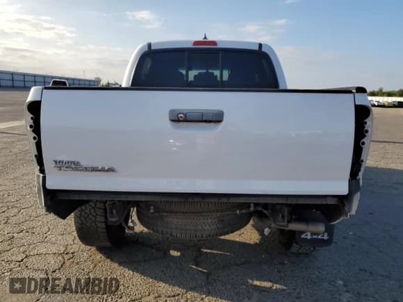 ✅ 2012 Toyota Tacoma • VIN: 3TMLU4EN5CM103395 • Lot: 81909885. Listed on Copart with 191,671 mi. Free auction sales archive from the USA and detailed vehicle history report at DreamBid. Image 6.