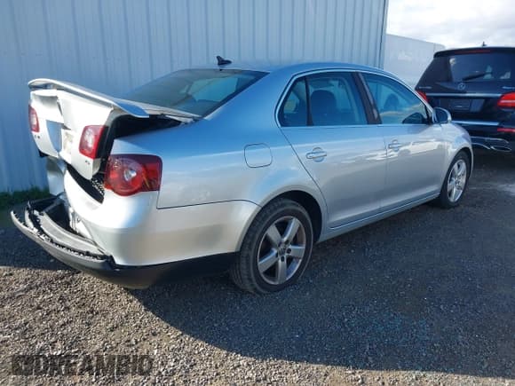 ✅ 2008 Volkswagen Jetta SE • VIN: 3VWRZ71K58M066748 • Lot: 41734613. Wystawiony na IAAI z przebiegiem 228 921 mil. Bezpłatny archiwum sprzedaży aukcyjnych z USA i szczegółowy raport historii pojazdu na DreamBid. Zdjęcie 4.