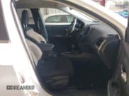 ✅ 2019 Jeep Cherokee Latitude • VIN: 1C4PJMCB0KD127147 • Lot: 42907163. Wystawiony na IAAI z przebiegiem 83 611 mil. Bezpłatny archiwum sprzedaży aukcyjnych z USA i szczegółowy raport historii pojazdu na DreamBid. Zdjęcie 5.