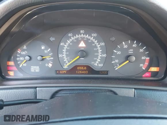 ✅ 1998 Mercedes-Benz E 320 • VIN: WDBJF65F4WA699931 • Lot: 43653446. Wystawiony na IAAI z przebiegiem 126 403 mil. Bezpłatny archiwum sprzedaży aukcyjnych z USA i szczegółowy raport historii pojazdu na DreamBid. Zdjęcie 7.