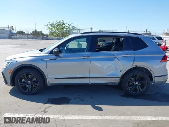 ✅ 2024 Volkswagen Tiguan SE R-Line Black • VIN: 3VVCB7AX3RM226105 • Lot: 43125696. Listed on IAAI with 4,118 mi. Free auction sales archive from the USA and detailed vehicle history report at DreamBid. Image 15.