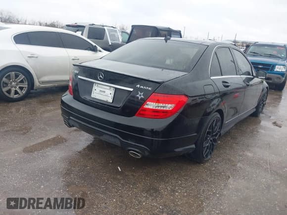 ✅ 2013 Mercedes-Benz C 300 Sport • VIN: WDDGF8AB3DG073703 • Lot: 41551296. Wystawiony na IAAI z przebiegiem 123 912 mil. Bezpłatny archiwum sprzedaży aukcyjnych z USA i szczegółowy raport historii pojazdu na DreamBid. Zdjęcie 4.