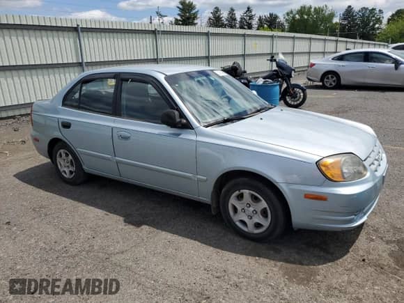 2004 Hyundai Accent GL z VIN KMHCG45C94U574027, wystawiony jako Copart lot #57463905 z przebiegiem 139 595 mil mil oraz Szkoda całkowita • Salvage title. Historia ofert i sprzedaży dostępna na DreamBid. Obrazek 4.