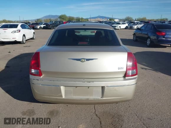 ✅ 2006 Chrysler 300 Touring • VIN: 2C3KA53G26H351397 • Lot: 43758208. Listed on IAAI with 98,563 mi. Free auction sales archive from the USA and detailed vehicle history report at DreamBid. Image 16.