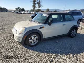 2010 MINI Hardtop с VIN WMWMF3C55ATZ21913, выставлен на аукционе Copart как лот 82125585 с пробегом 55 049 миль миль и Чистый • Clean title. История ставок и продаж доступна на DreamBid. Изображение 1.