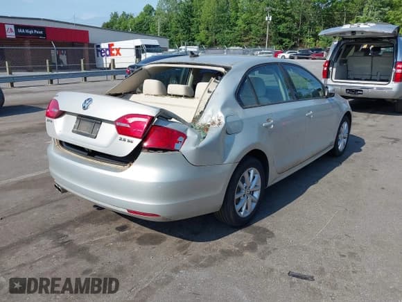 ✅ 2011 Volkswagen Jetta SE • VIN: 3VWDX7AJ4BM379482 • Lot: 42299325. Wystawiony na IAAI z przebiegiem 72 115 mil. Bezpłatny archiwum sprzedaży aukcyjnych z USA i szczegółowy raport historii pojazdu na DreamBid. Zdjęcie 4.