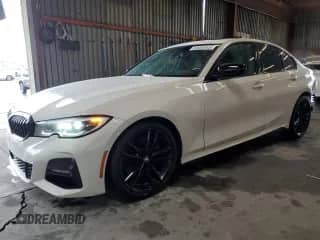 2021 BMW 3 Series 330i z VIN 3MW5R1J0XM8C02336, wystawiony jako Copart lot #82395945 z przebiegiem 44 377 mil mil oraz Szkoda całkowita • Salvage title. Historia ofert i sprzedaży dostępna na DreamBid. Obrazek 1.