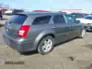 2005 Dodge Magnum SE z VIN 2D4FV48VX5H117187, wystawiony jako IAAI lot #41569678 z przebiegiem 138 600 mil mil oraz . Historia ofert i sprzedaży dostępna na DreamBid. Obrazek 4.