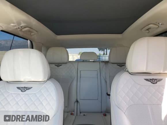 ✅ 2019 Bentley Bentayga V8 • VIN: SJAAM2ZV7KC027119 • Lot: 84956865. Wystawiony na Copart z przebiegiem 52 297 mil. Bezpłatny archiwum sprzedaży aukcyjnych z USA i szczegółowy raport historii pojazdu na DreamBid. Zdjęcie 10.