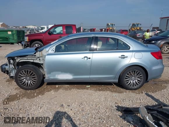 ✅ 2011 Suzuki Kizashi SE • VIN: JS2RF9A38B6110772 • Lot: 42416317. Wystawiony na IAAI z przebiegiem 110 673 mil. Bezpłatny archiwum sprzedaży aukcyjnych z USA i szczegółowy raport historii pojazdu na DreamBid. Zdjęcie 15.