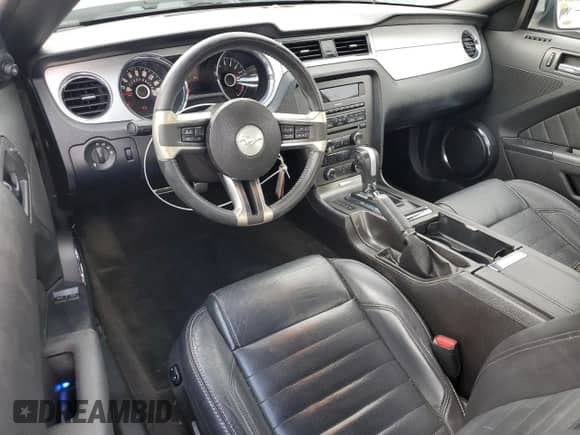 2014 Ford Mustang V6 z VIN 1ZVBP8AM9E5253703, wystawiony jako Copart lot #86166665 z przebiegiem 139 131 mil mil oraz Szkoda całkowita • Salvage title. Historia ofert i sprzedaży dostępna na DreamBid. Obrazek 8.