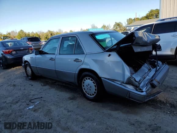 ✅ 1993 Mercedes-Benz E 320 • VIN: WDBEA32E9PB936886 • Lot: 86800894. Wystawiony na Copart z przebiegiem 115 217 mil. Bezpłatny archiwum sprzedaży aukcyjnych z USA i szczegółowy raport historii pojazdu na DreamBid. Zdjęcie 2.