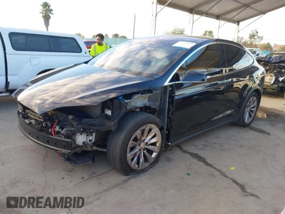 ✅ 2016 Tesla Model X 70D • VIN: 5YJXCAE25GF004272 • Lot: 43752023. Wystawiony na IAAI z przebiegiem 88 747 mil. Bezpłatny archiwum sprzedaży aukcyjnych z USA i szczegółowy raport historii pojazdu na DreamBid. Zdjęcie 2.