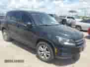 2013 Volkswagen Tiguan SE z VIN WVGAV7AX5DW504777, wystawiony jako IAAI lot #42596461 z przebiegiem 165 782 mil mil oraz . Historia ofert i sprzedaży dostępna na DreamBid. Obrazek 1.