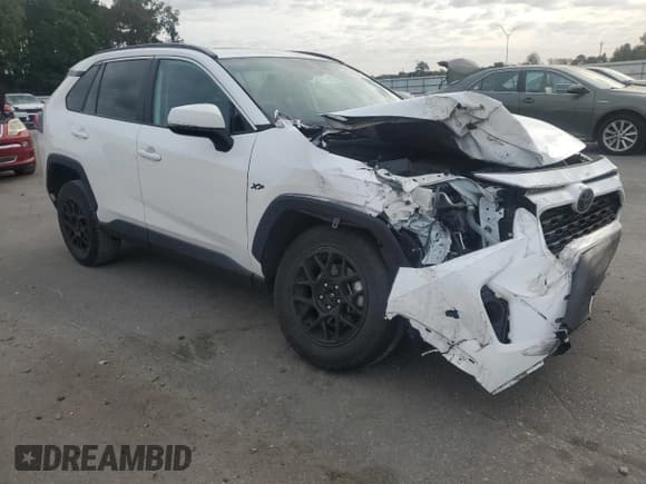 ✅ 2021 Toyota RAV4 XLE • VIN: 2T3W1RFV1MC141578 • Lot: 82346615. Wystawiony na Copart z przebiegiem 53 119 mil. Bezpłatny archiwum sprzedaży aukcyjnych z USA i szczegółowy raport historii pojazdu na DreamBid. Zdjęcie 4.