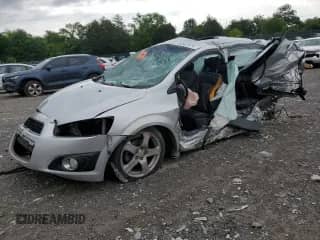 2012 Chevrolet Sonic LTZ z VIN 1G1JE5SH9C4125235, wystawiony jako Copart lot #60902575 z przebiegiem 120 154 mil mil oraz Nie do naprawy • Non repairable. Historia ofert i sprzedaży dostępna na DreamBid. Obrazek 1.