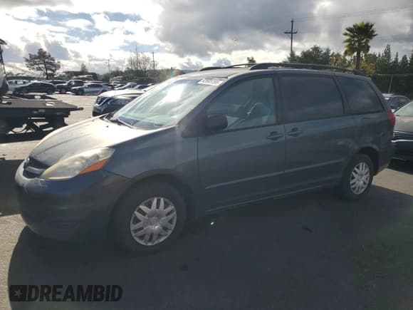 ✅ 2008 Toyota Sienna LE • VIN: 5TDZK23C18S145804 • Lot: 92695195. Wystawiony na Copart z przebiegiem 178 821 mil. Bezpłatny archiwum sprzedaży aukcyjnych z USA i szczegółowy raport historii pojazdu na DreamBid. Zdjęcie 1.