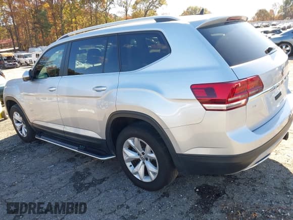 ✅ 2018 Volkswagen Atlas SE • VIN: 1V2CR2CA4JC552635 • Lot: 43647631. Wystawiony na IAAI z przebiegiem 93 186 mil. Bezpłatny archiwum sprzedaży aukcyjnych z USA i szczegółowy raport historii pojazdu na DreamBid. Zdjęcie 3.