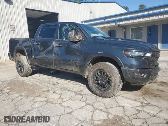 2025 Ram 1500 Rebel z VIN 1C6SRFLP5SN715296, wystawiony jako Copart lot #70108725 z przebiegiem 5 901 mil mil oraz Szkoda całkowita • Salvage title. Historia ofert i sprzedaży dostępna na DreamBid. Obrazek 4.